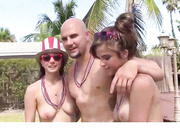 美国庆典土豪喊来两位嫩妹子泳池双飞庆祝