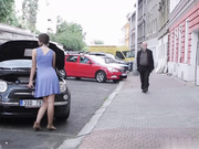 和女孩进屋喝着小酒搂着玩舌吻硬插入穴里精液射嘴里