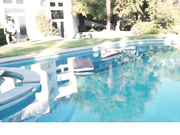 游泳池边狂欢与一群渴望公鸡的女孩性爱派对