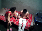 苗条站街妹碰到帅哥也高兴也兴奋这么帅的小伙没有女友来简陋房嫖鸡抽根烟开战干的满头大汗无套内射