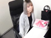 女子塞跳蛋玩具上班测试最后还是受不了高潮了