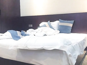 约短裤少妇先按摩镜头前口交舔弄抽插猛操