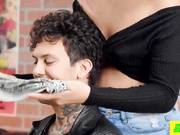 可爱女孩用热情的小穴来庆祝她男朋手的回归