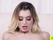 摄影师希望看到性感嫩模的各种姿势并操她的紧屁眼