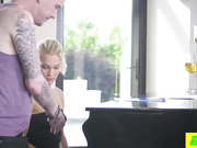 性感女郎欲望来袭无法专注于她的钢琴课