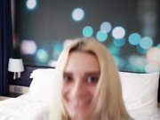 可爱金发女孩肥嫩鲍鱼手指插入屁眼在爆菊花