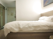 约斑点裙外围嫩妹腰细胸大蹲地口交拉手后入