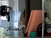 【全網首發】【居家偷錄】小姐姐剛安裝了室內防盜攝像頭，哪想這安裝師傅竟可以24小時遠程監視，一覽無余～原版高清