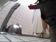 牛人公园公共卫生间快速潜入女厕所隐藏隔间连续偸拍多位漂亮妹子方便还有补光设备牛逼克拉斯