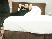 【神秘人酒店探花】北京大哥酒店约操上门小嫩妹，身材娇小可爱性格好很爱笑，疯狂插入把妹子也搞爽了呻吟超给力