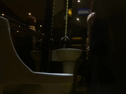 東北某KTV豪華公共女廁拍攝到的坐臺陪酒女如廁噓噓 貌似兩個閨蜜一邊尿一邊聊客人 國語1080P高清