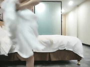 高端甜美外围妹子舔屌揉穴骑乘扶着屁股后入