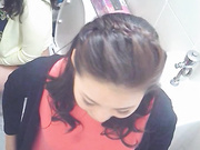 某娱乐场所公共WC系列连拍各种类型年轻美女气质美少妇方便动作诱人有组团来的貌似美女还给男友口了几下