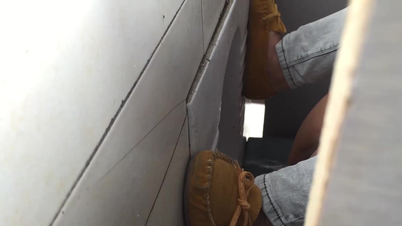 某商业大楼培训班赤裸裸的闯进女厕连续偸拍