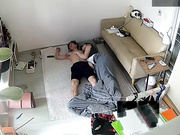 破解家庭网络摄像头偷拍蜗居年轻情侣睡地铺做爱干到沙发上