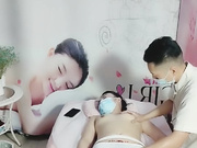 按摩店玩弄骚逼女顾客揉奶抠逼强制口交抽插