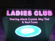 KTV里的坐台小姐与客人三人行被射在脸上