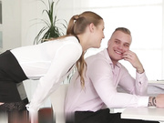 克里斯托勾引办公室双性恋同事一起玩肛门的乐趣！