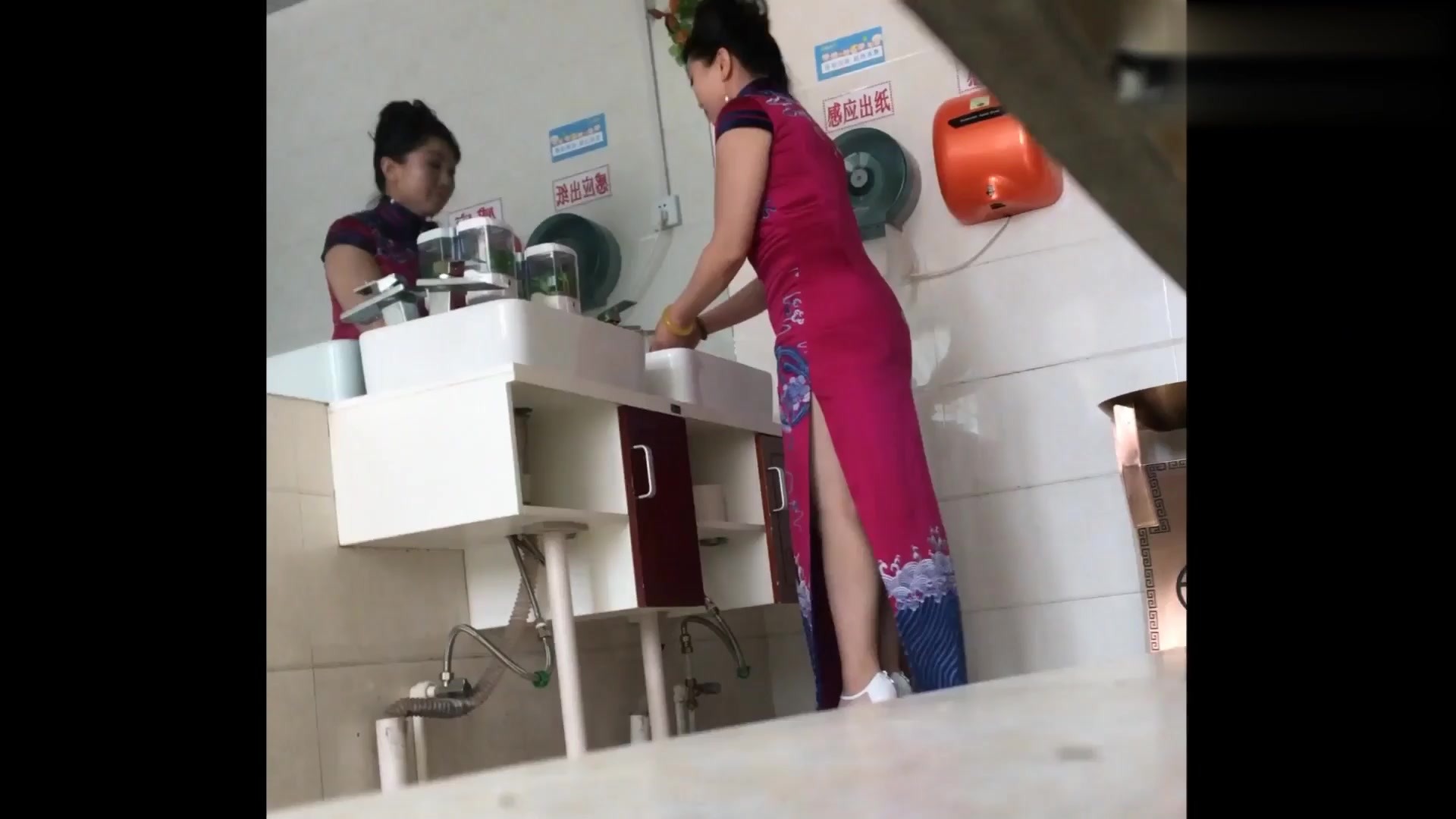 廁拍大神潛入某酒樓公共女廁偷拍各式美女少婦如廁噓噓 雪白大屁股看得讓人欲火焚身 1080P高清原版
