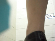 商场厕拍系列24 玩手机的妹子忙里偷闲过下烟瘾