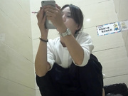 商场厕拍系列24 玩手机的妹子忙里偷闲过下烟瘾