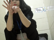 商场厕拍系列24 玩手机的妹子忙里偷闲过下烟瘾