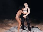 重型机车配高挑性感美人妖野外激情吃JJ毒龙