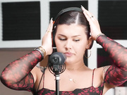 精彩妩媚人妖黛西·泰勒女歌星给和猛男粉丝啪啪