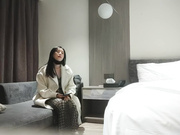 顶级外围女神美腿长裙蹲在地上深喉舔逼低吟