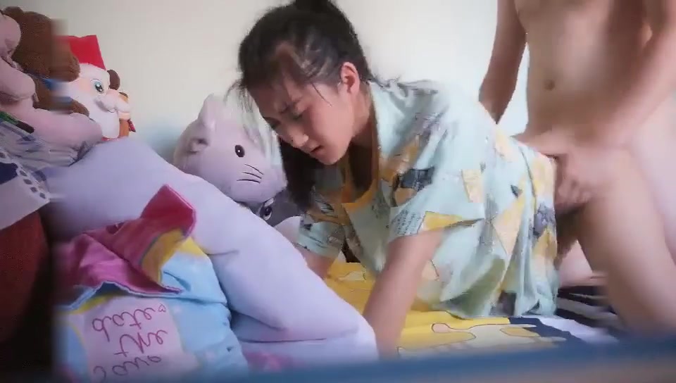 甜美风骚少妇和老公在自己房间内各种做爱