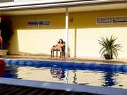 在达妮卡·莫里（danika Mori）的户外度假中，精油按摩会导致肛门粗暴和潮吹