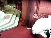 情趣酒店水滴监控TP高素质美女和瘦男友浴缸干到床上对白清晰