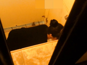 【經典盜攝】疑似商超內部猥瑣男站衛生間盜攝漂亮大胸營業美眉尿尿 2部合集～原版高清 (1)