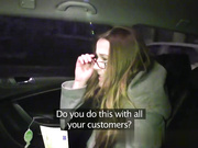 一个年轻的办公室女孩，对着他妈的大公鸡说话，让她达到高潮