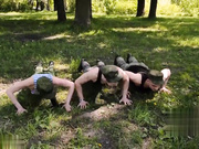 美女新兵报道被按在床上群奸双插干的嗷嗷叫