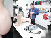 保安把漂亮小姐姐脱光光舔吸大鸡巴插入