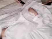 与朋友女友美容师在宾馆受不了中出做爱