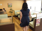 [HMN-094] マッチングアプリで別名‘美智子’で登録してる色気ムンムンな親友の母親を偶然発見ー。佐山愛 - 1of5