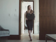 更深的。当她男朋友的前男友出现时，布莱克控制了局面