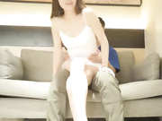 苗条妹子沙发舌吻调情坐在身上张开双腿摸逼