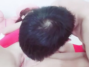 小情侣妹子年纪不大木耳粉嫩操完男的帮妹子