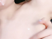 粉嫩少女手指摸穴吃淫水呻吟不断