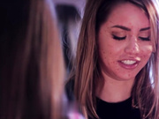 艾琳娜·洛佩兹救了失明的米尔夫的阿比盖尔·麦克一命&这让他们走得更近了