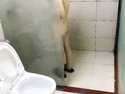 刚破处不久嫩妹开房操逼抓着大屌舔弄生疏