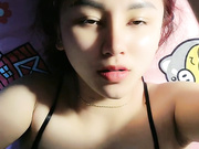 无毛逼白虎风骚女友抱在怀里玩奶抠逼压身下插