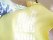 年纪不是很大的女主播和木讷男小树林打野战直播男的被蚊子叮了一腿包