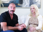 宗教妻子莱娅·法尔肯与青少年一起疯狂抽插