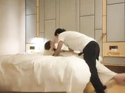 西装妹子脱掉外套舌吻深喉口交抬起大长腿抽插